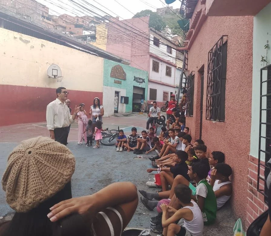 Clase bíblica a los niños en Los Sintechos