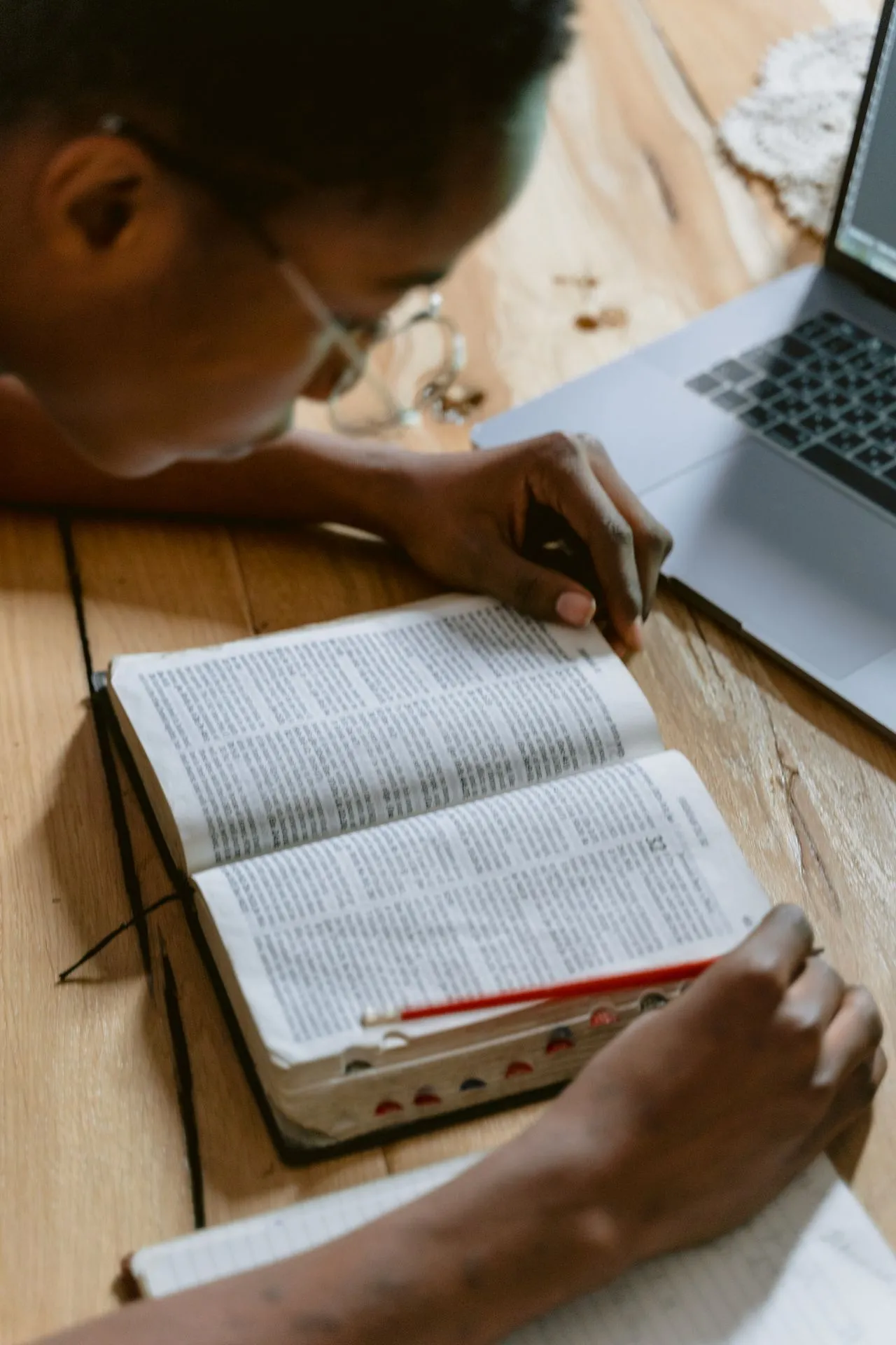 Persona estudiando la Biblia